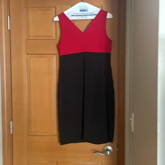 Cute cocktail dress for those holiday parties. - Picture 2 of 4